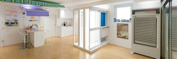 Moderner Ausstellungsraum für Smart Home und Sonnenschutz mit Rollläden und Markisen.