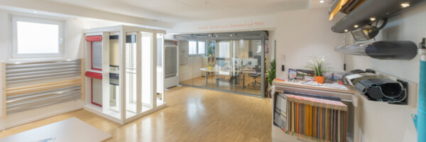 Ausstellungsraum für Rollläden, Jalousien und Sonnenschutz mit Mustern und Beratungsecke.